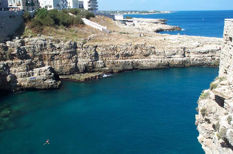 Alcune immagini della scogliera di Polignano a mare (Bari)